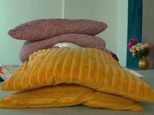 Foxxxy-MILF's BongaCams show and profile