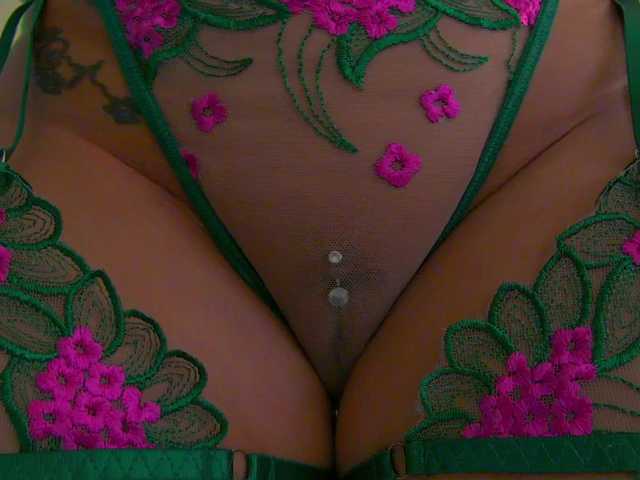 Foxxxy-MILF live cam on BongaCams