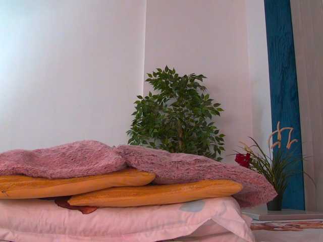Foxxxy-MILF, en directo ahora en BongaCams