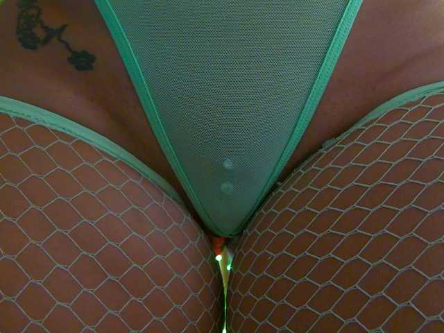 Foxxxy-MILF — live female cam