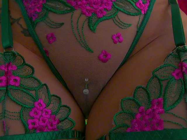 Foxxxy-MILF live webcam show