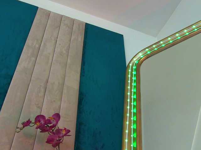 Foxxxy-MILF live cam on BongaCams