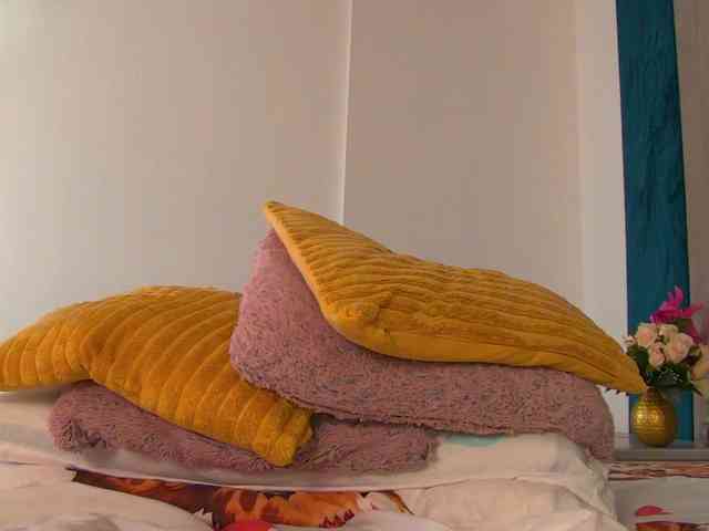 Model: Foxxxy-MILF