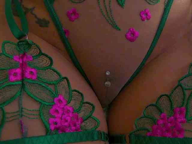 Model: Foxxxy-MILF