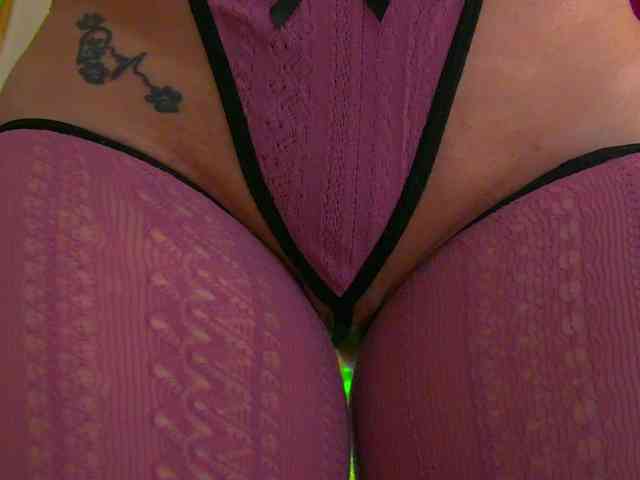 该模特正在直播。 Foxxxy-MILF