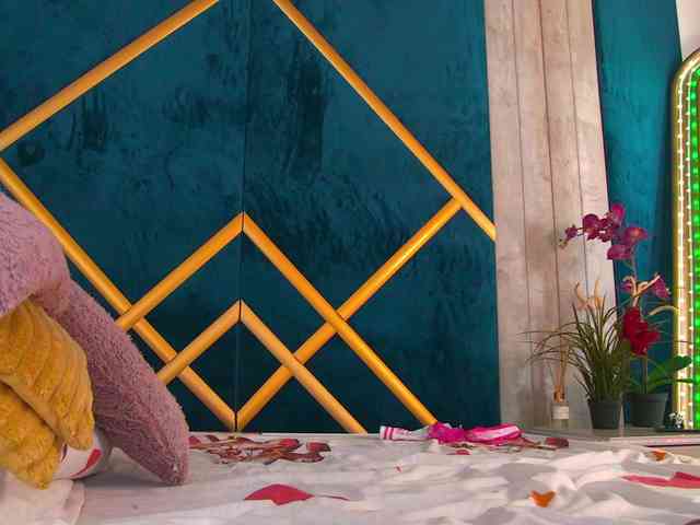 This model is live right now. Foxxxy-MILF