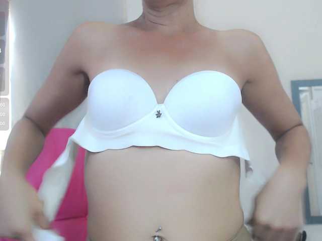 bella-moss live cam on BongaCams