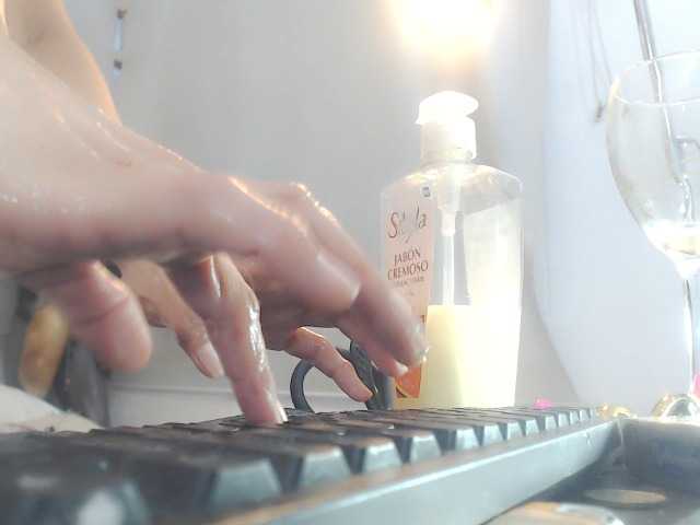 bella-moss live cam on BongaCams