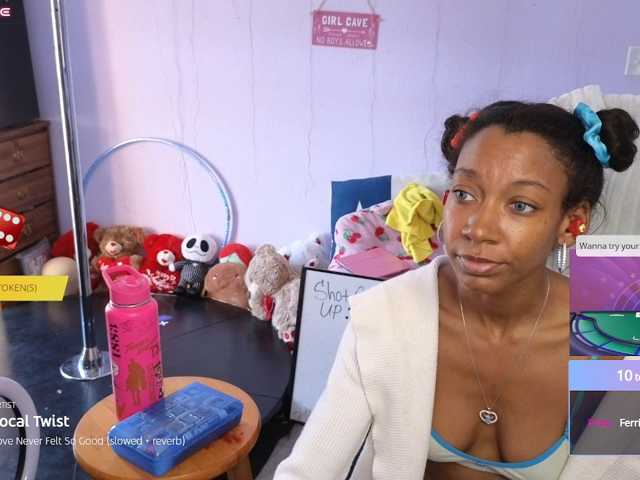 Mocha17 live cam on BongaCams