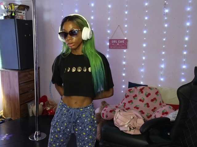 Mocha17 live cam on BongaCams