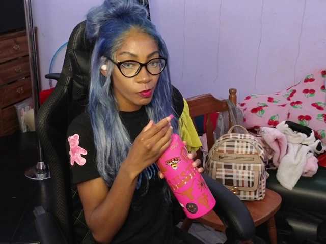 Mocha17 live cam on BongaCams