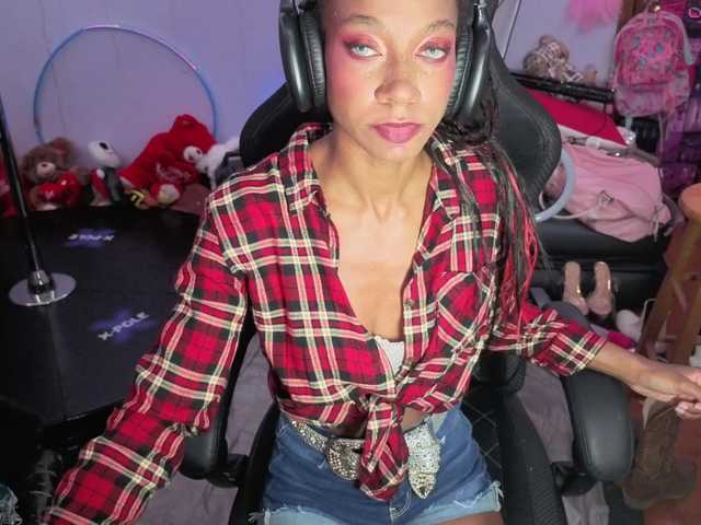 Mocha17 live cam on BongaCams