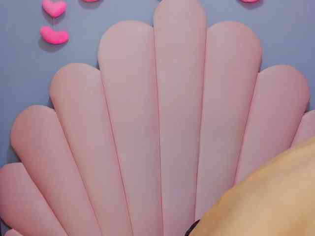 LUCY_MILLER webcam
