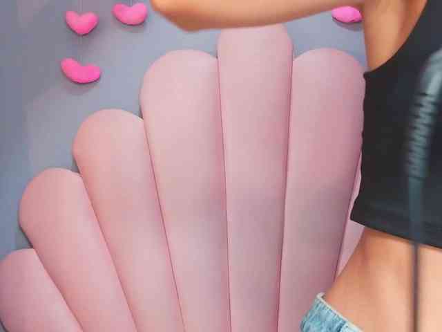 LUCY_MILLER webcam