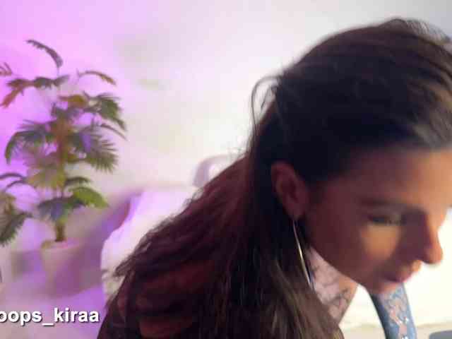 Oops_kiraa webcam