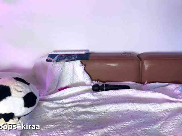 Oops_kiraa webcam