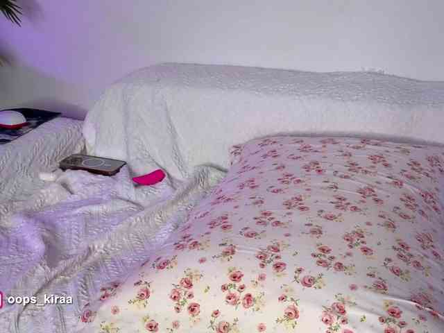 Oops_kiraa webcam