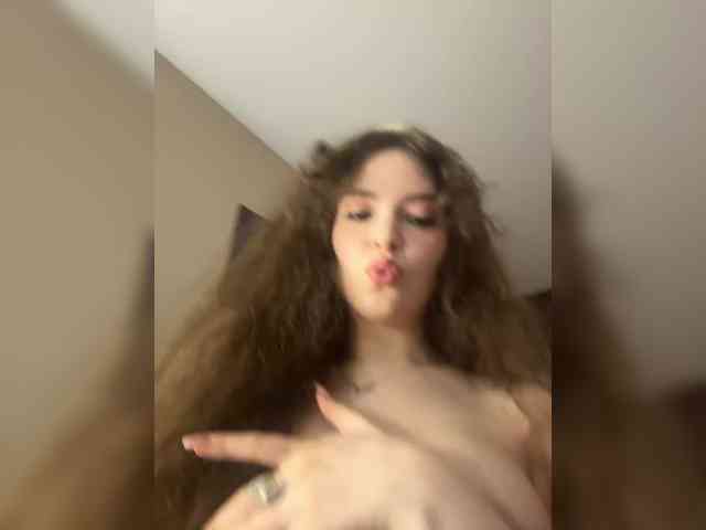 YourLadyyy webcam