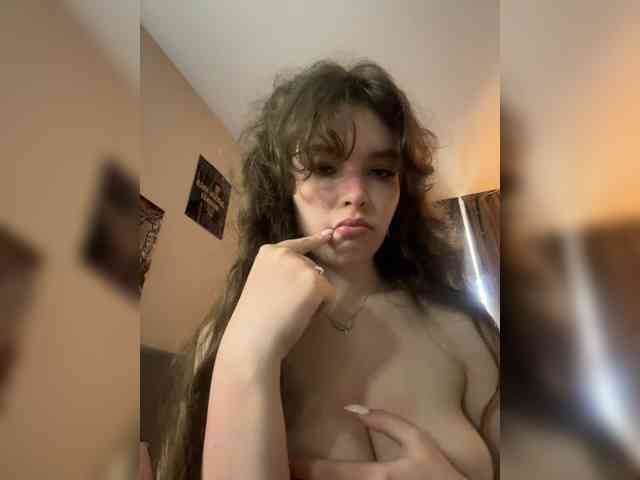 Yourladyyy's cam show statistics and live stream