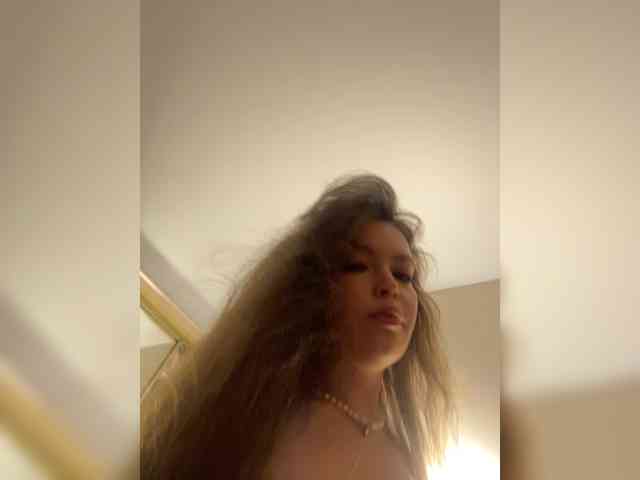 Yourladyyy's cam show statistics and live stream