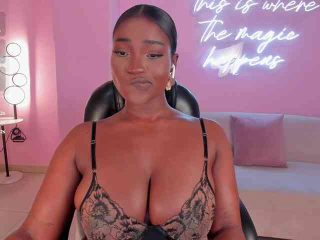 SavannahStorm Live Webcam on BongaCams