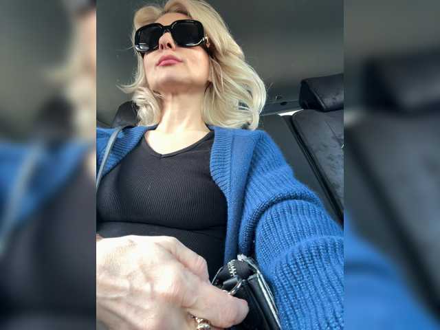 -Molly-'s BongaCams show and profile