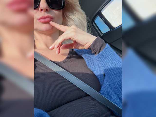 -Molly-'s BongaCams show and profile