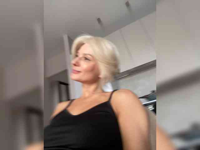 Модель: -Molly-