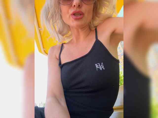 -Molly- webcam