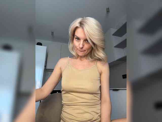 Модель: -Molly-