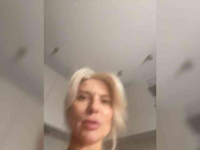 -Molly- webcam