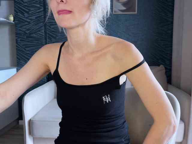 Модель: -Molly-