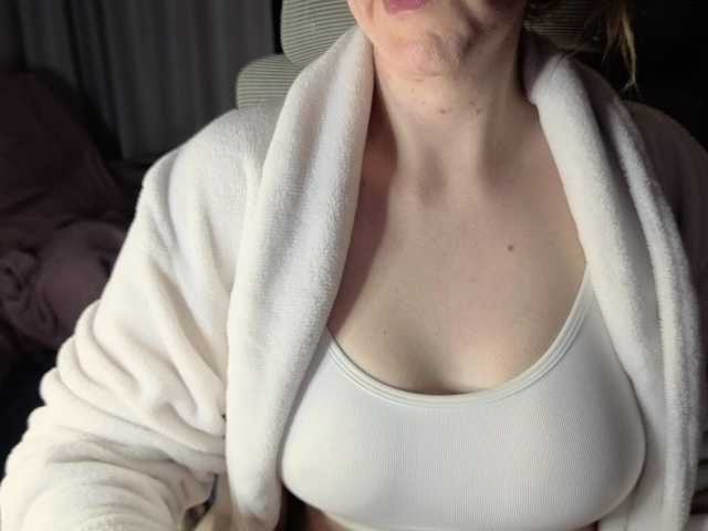 CreamyWoman live cam on BongaCams