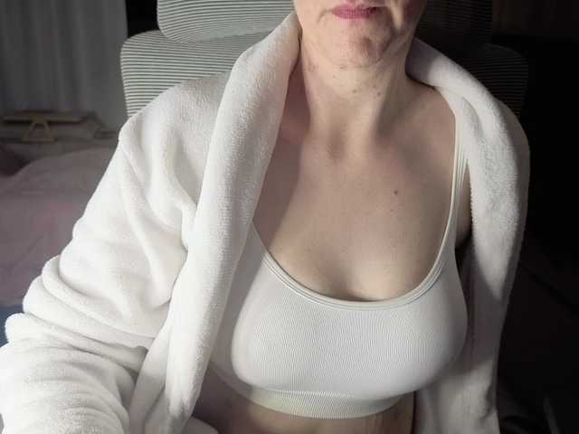 CreamyWoman live cam on BongaCams