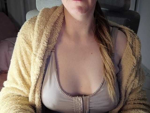 CreamyWoman live cam on BongaCams