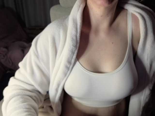 CreamyWoman live cam on BongaCams