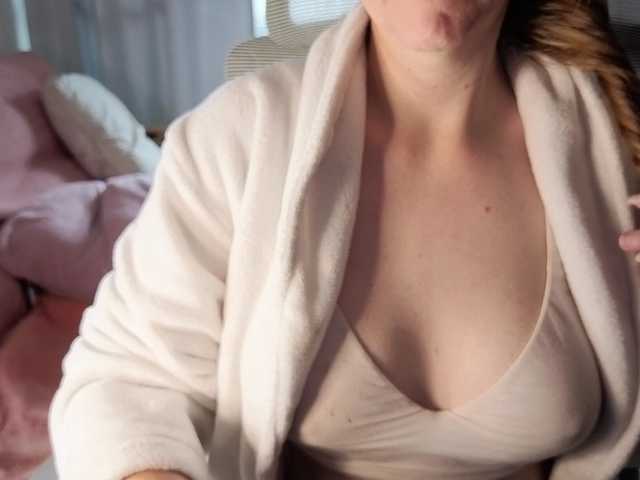 CreamyWoman live cam on BongaCams