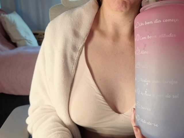 CreamyWoman live cam on BongaCams