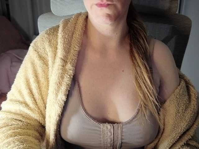 CreamyWoman live cam on BongaCams