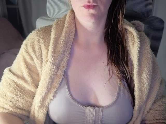 CreamyWoman live cam on BongaCams