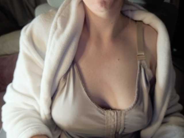 CreamyWoman live cam on BongaCams
