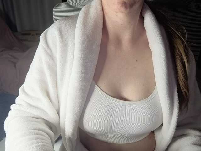 CreamyWoman live cam on BongaCams