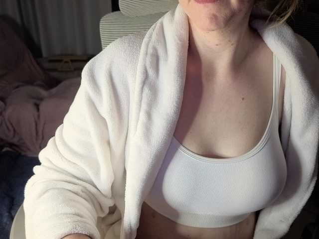 CreamyWoman live cam on BongaCams