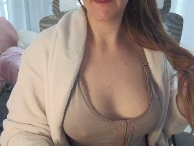 CreamyWoman live cam on BongaCams