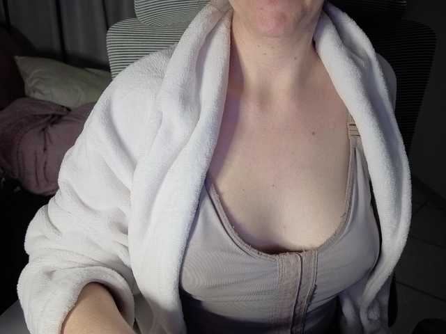 CreamyWoman live cam on BongaCams