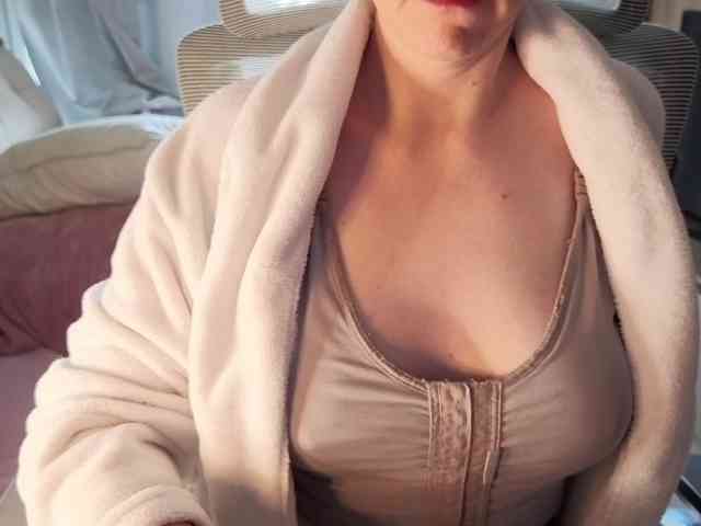 PassionateMommy webcam