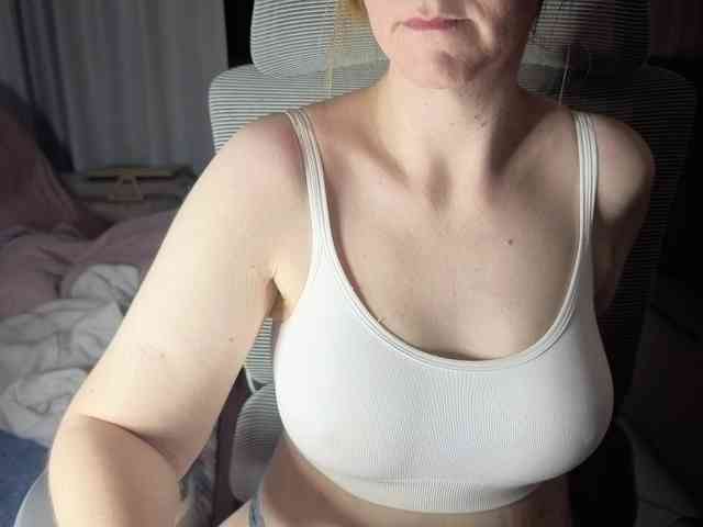 PassionateMommy webcam