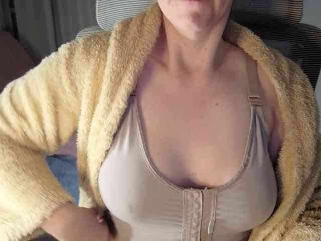 PassionateMommy webcam