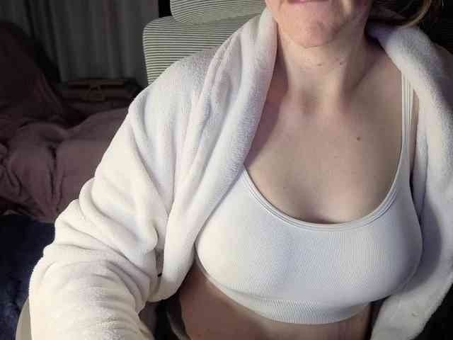 Passionatemommy's cam show statistics and live stream