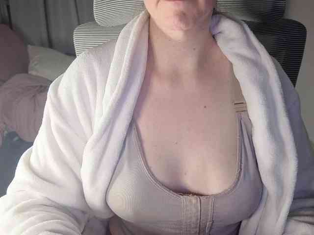 PassionateMommy webcam